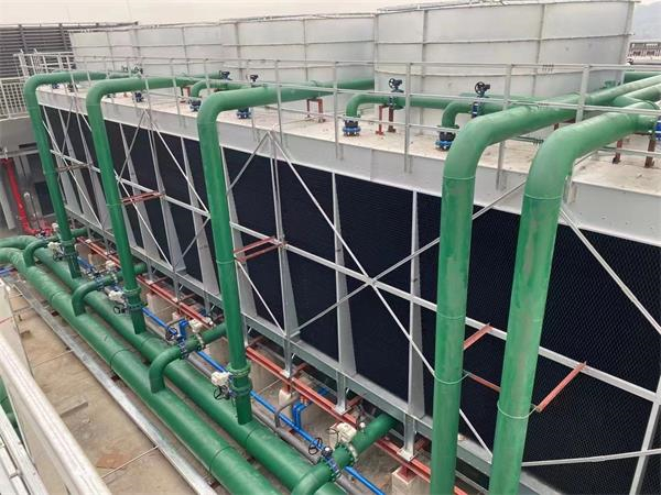 閉式冷卻塔使用中冷水機組壓力高的解決方案(閉式冷